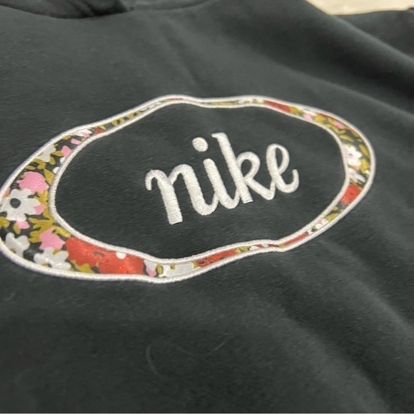 Nike Black Floral Print Crop Pullover Hoodie Size small Long Sleeve DJ1084-010 - Picture 3 of 11